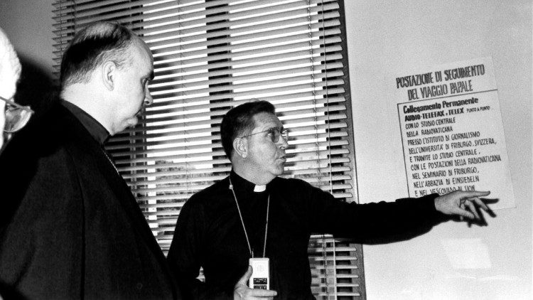 El padre Félix Juan Cabase en una foto de archivo de 1984 mientras ilustra las estaciones de Radio Vaticano preparadas para un viaje papal.