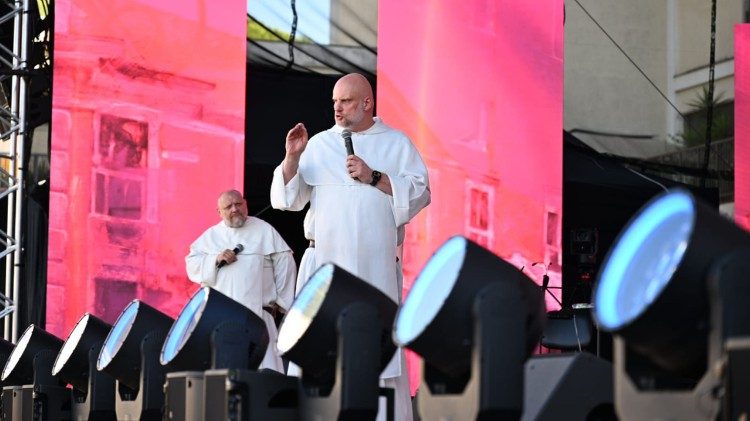 Ojcowie Adam Szustak i Tomasz Nowak podczas trzeciej katechezy na Casa Polonia