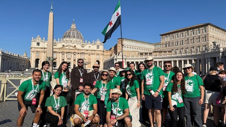 Ein Teil der Pilgergruppe aus Syrien zum Jugendtreffen im Heiligen Jahr 2025 in Rom vor dem Petersplatz