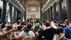 Momento final de la celebración en la Basílica de Santa Maria en Trastevere.