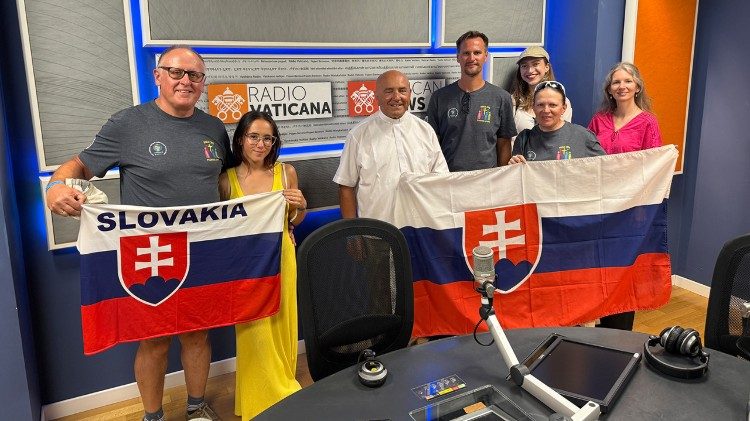 Pútnici v štúdiu Vatikánskeho rozhlasu - Vatican News