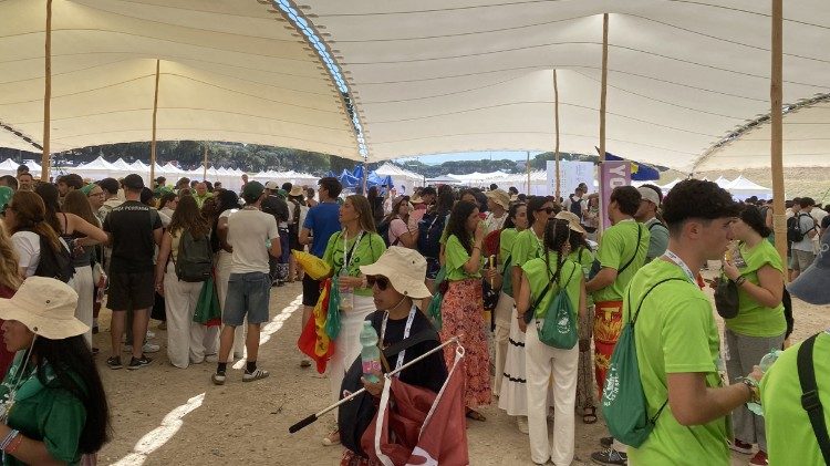 Jóvenes en el Circo Máximo para la confesión