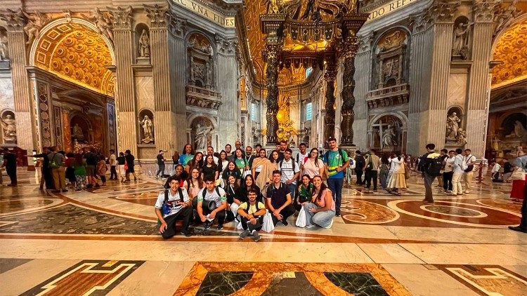 Jovens na Basílica de São Pedro