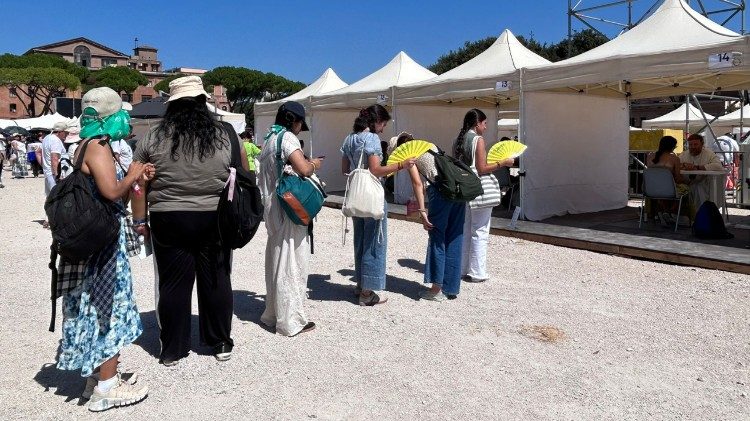 Huko  circo massimo katika Jubilei  ya Vijana  Roma vijana walipata fursa ya kukaribisha sakramenti ya kitubio