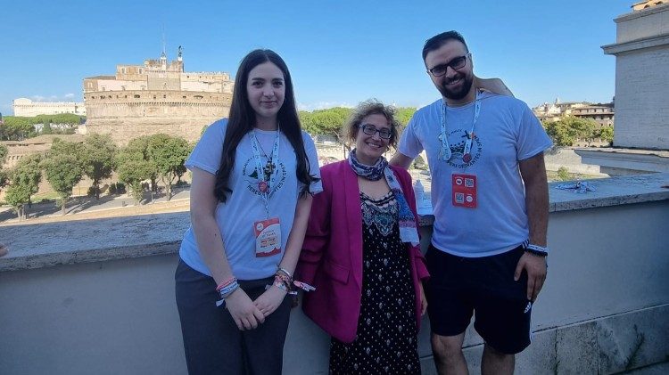 Jenny und Saeed aus Syrien mit Redakteurin Stefanie Stahlhofen auf der Terrasse von Radio Vatikan/Vatican News