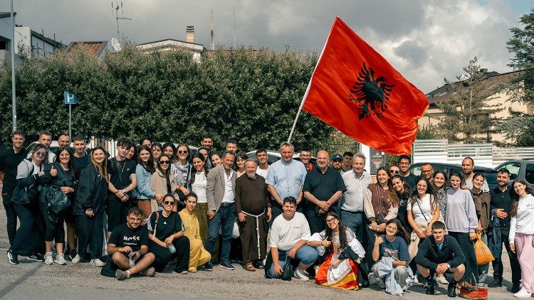 2025.08.01 Giovani Albania di Tirana a Giubileo mons. Arjan Dodaj