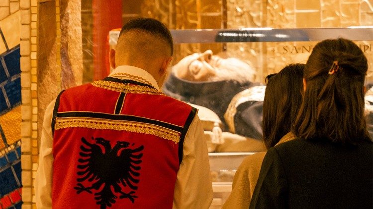 2025.08.01 Giovani Albania di Tirana a Giubileo mons. Arjan Dodaj