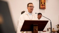 Fábry Kornél püspök atya prédikál Folignóban, úton a fiatalok jubileumára Rómába