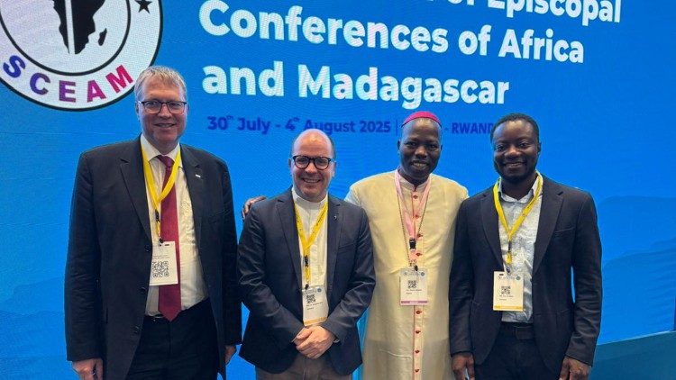 Bei der SECAM-Konferenz (von links): missio-Auslandschef Frank Kraus, Pfarrer Dirk Bingener, Bischof Steven Mamza aus Nigeria und Guy Adjadji, missio-Referent. - Pfarrer Bingener und Bischof Mamza bauten in Nigeria ein Dorf für christliche und muslimische Flüchtlinge. (Foto: missio)