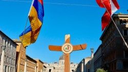 A Fiatalok szentévi zarándoklata: zászlók és a szentév logójával ellátott kereszt 