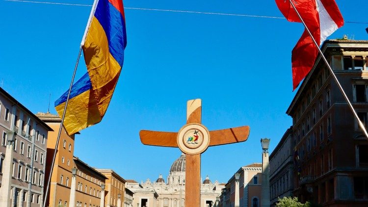 A Fiatalok szentévi zarándoklata: zászlók és a szentév logójával ellátott kereszt 