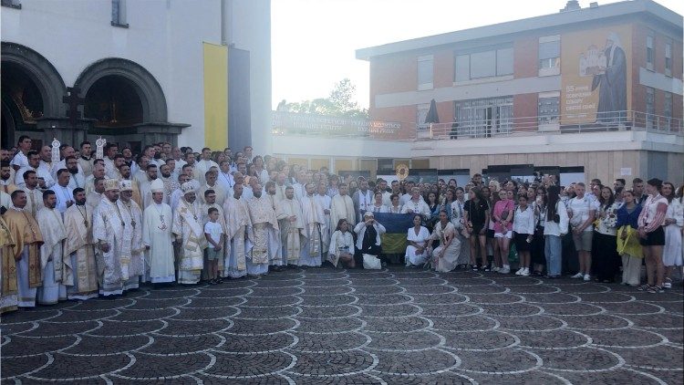 Українські єпископи з учасниками Ювілею для молоді перед собором Святої Софії в Римі