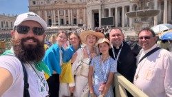 Monsignor Maksym Ryabukha con i giovani ucraini