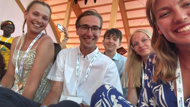 Młodzi Polacy są wzruszeni, że mogli tak blisko towarzyszyć Ojcu Świętemu (archiwum prywatne)