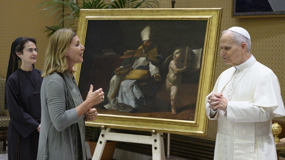 La direttrice dei Musei Vaticani, Barbara Jatta, illustra l'opera al Pontefice