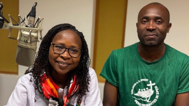 Marjú Jumbe e João Chicote nos estúdios da Rádio Vaticano