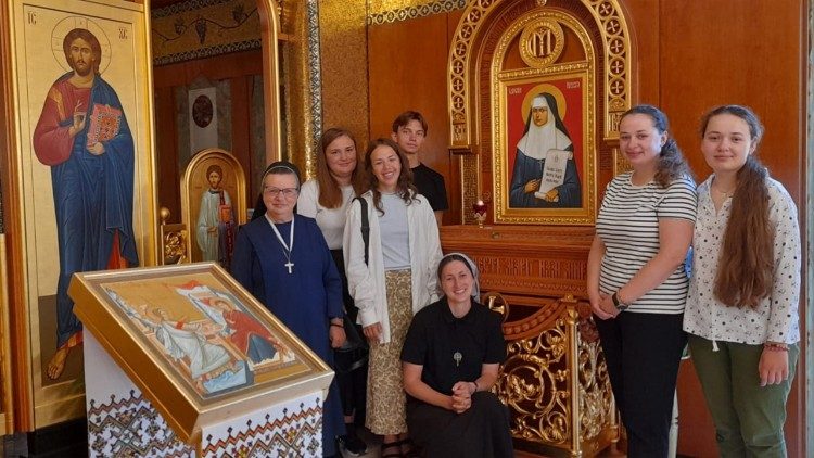 Паломники з Тернопільщини в каплиці Генерального дому Сестрер Служебниць у Римі.