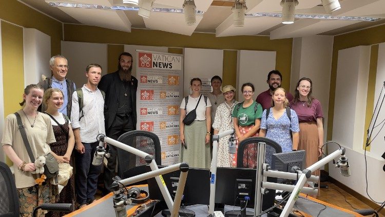 Vilniaus Gailestingumo šventovės jaunimas Vatikano radijuje