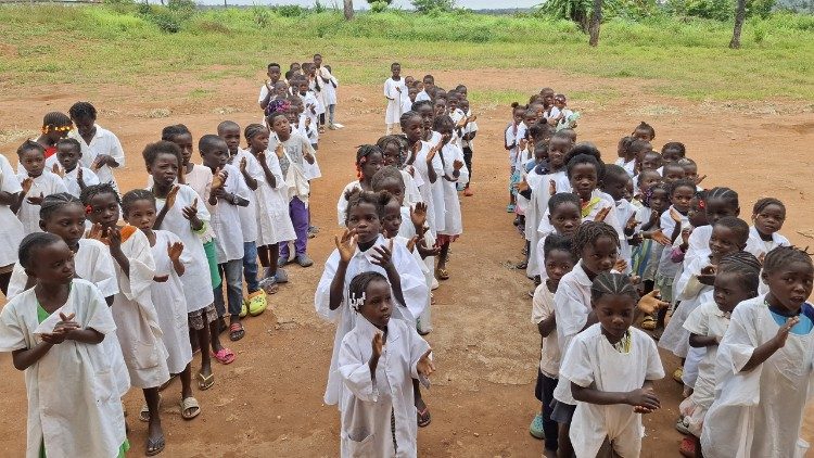 Crianças numa Escola primária de Angola