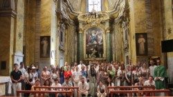 Uczestnicy Jubileuszu Młodych w kościele św. Stanisława w Rzymie