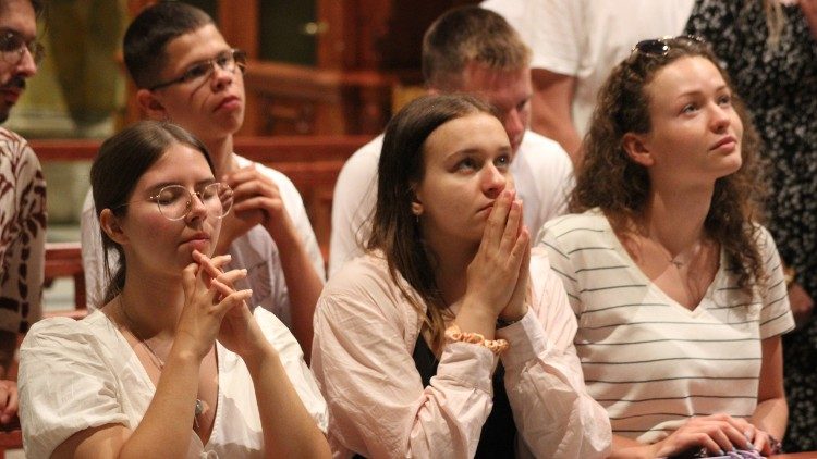 Młodzi w kościele św. Stanisława 