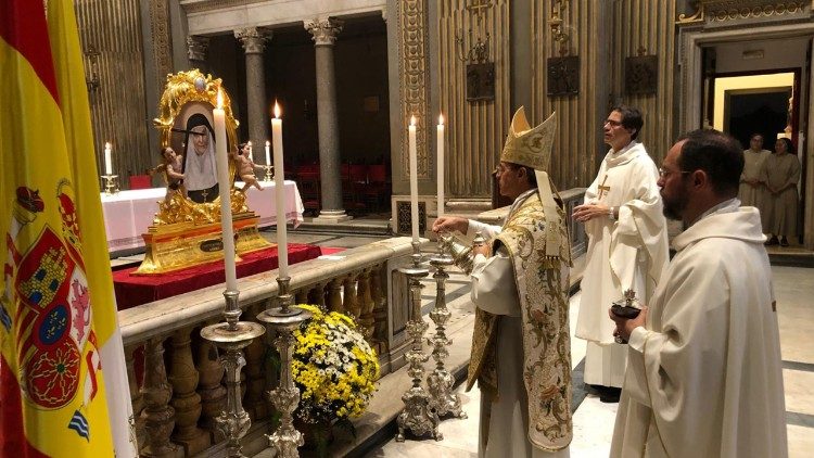 Monseñor Alejandro Arellano incensa la imagen de sor Ángela de la Cruz