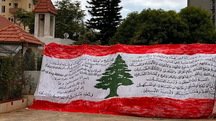 Libanonska zastava ispisana imenima žrtava eksplozije