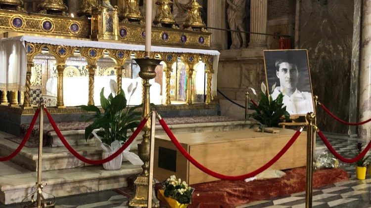 Nella Basilica di Santa Maria della Minerva  il corpo del beato Pier Giorgio Frassati, venerato in occasione del Giubileo dei giovani