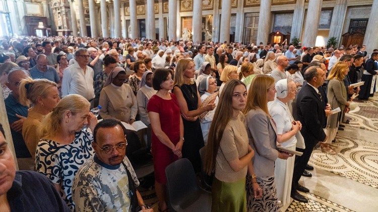Fieles presentes en las vísperas