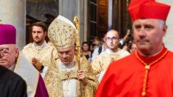 Monsignor Edgar Peña Parra a Santa Maria Maggiore per i vespri della Madonna della Neve