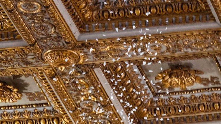 Każdego roku w uroczystość Matki Bożej Śnieżnej w Bazylice Santa Maria Maggiore spod sklepienia spadają białe płatki róż