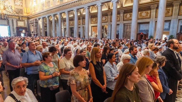 Wierni zgromadzeni na uroczystości ku czci Matki Bożej Śnieżnej