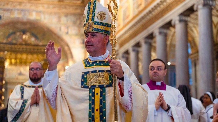 2025.08.05 Kardināls Rolandas Makrickas svētī ļaudis Marijas Sniegaines svētkos