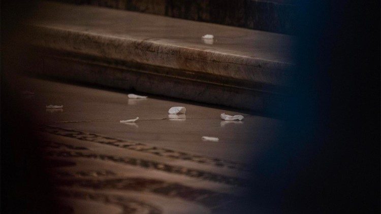 Płatki r&oacute;ż to wymowny symbol cudownego wydarzenia sprzed wielu wiek&oacute;w