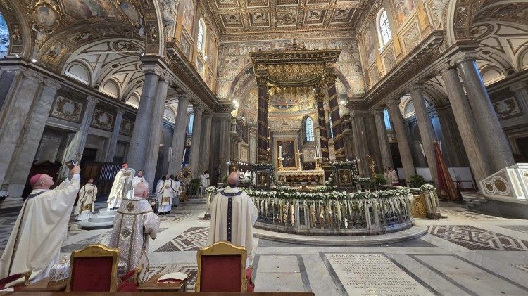Il momento della rievocazione della "nevicata" miracolosa del 5 agosto 358, durante la Messa solenne nella Basilica di Santa Maria Maggiore
