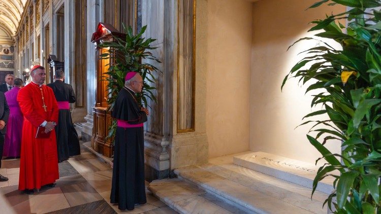 Арцыбіскуп Пэнья Пара ў малітве перад магілай Папы Францішка