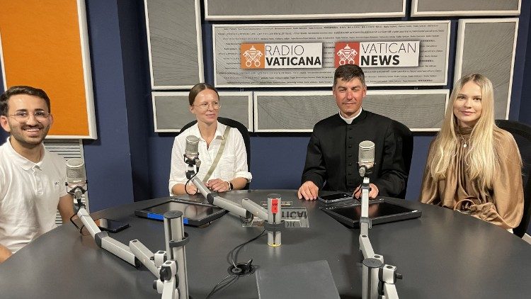 Pawel Nowak und zwei seiner Begleiterinnen im Gespräch mit Ralib-Victor Alyase