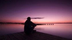 La plage, un lieu qui semble s'étendre vers l'horizon.