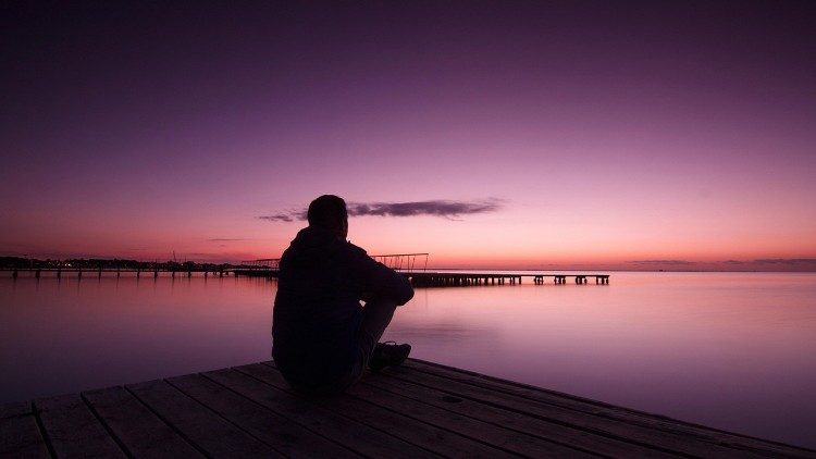 La plage, un lieu qui semble s'étendre vers l'horizon.