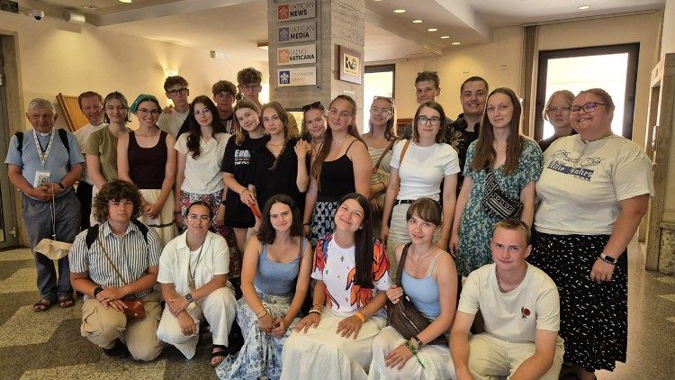 Uczestnicy oazy w siedzibie Vatican News. Ks. Ireneusz Kopacz pierwszy od lewej. Fot. Ks. Marek Weresa/Vatican News