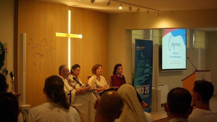 N&euml; ambientet katolike n&euml; Tiran&euml;