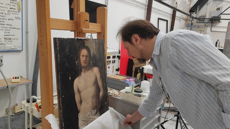 Paolo Violini nel Laboratorio di restauro dei Musei Vaticani