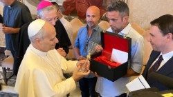 Un des détenus offre un calice au Pape. À ses côtés, le directeur de la prison vénitienne Enrico Farina (crédit photo: Gente Veneta, hebdomadaire du diocèse de Venise).