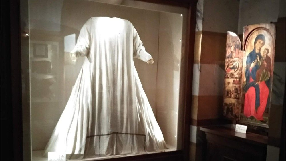 La veste di Santa Chiara nella Basilica di Santa Chiara, Assisi