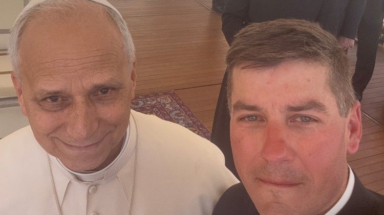 Il selfie di Papa Leone XIV e don Nowak dopo l'udienza generale di mercoledì 6 agosto. 