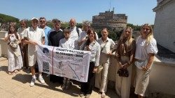 El sacerdote Pawel Nowak junto al equipo de personas que lo ayudaron en su aventura ciclista.