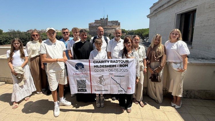 A equipe de apoio do sacerdote alemão