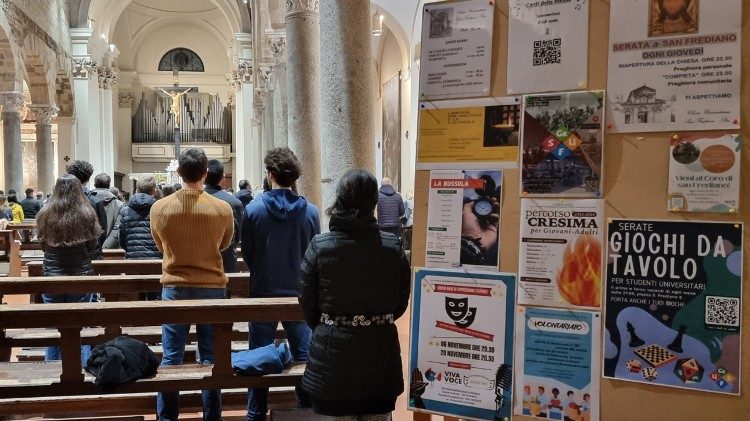 Giovani nella chiesa di San Frediano, nel centro di Pisa. 
