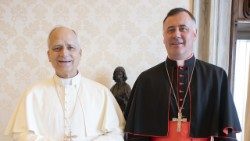 Papst Leo zusammen mit Kardinal Rolandas Makrickas