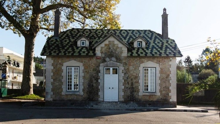 A Coimbra, in Portogallo, i Gesuiti ospitano sei giovnai artisti. 